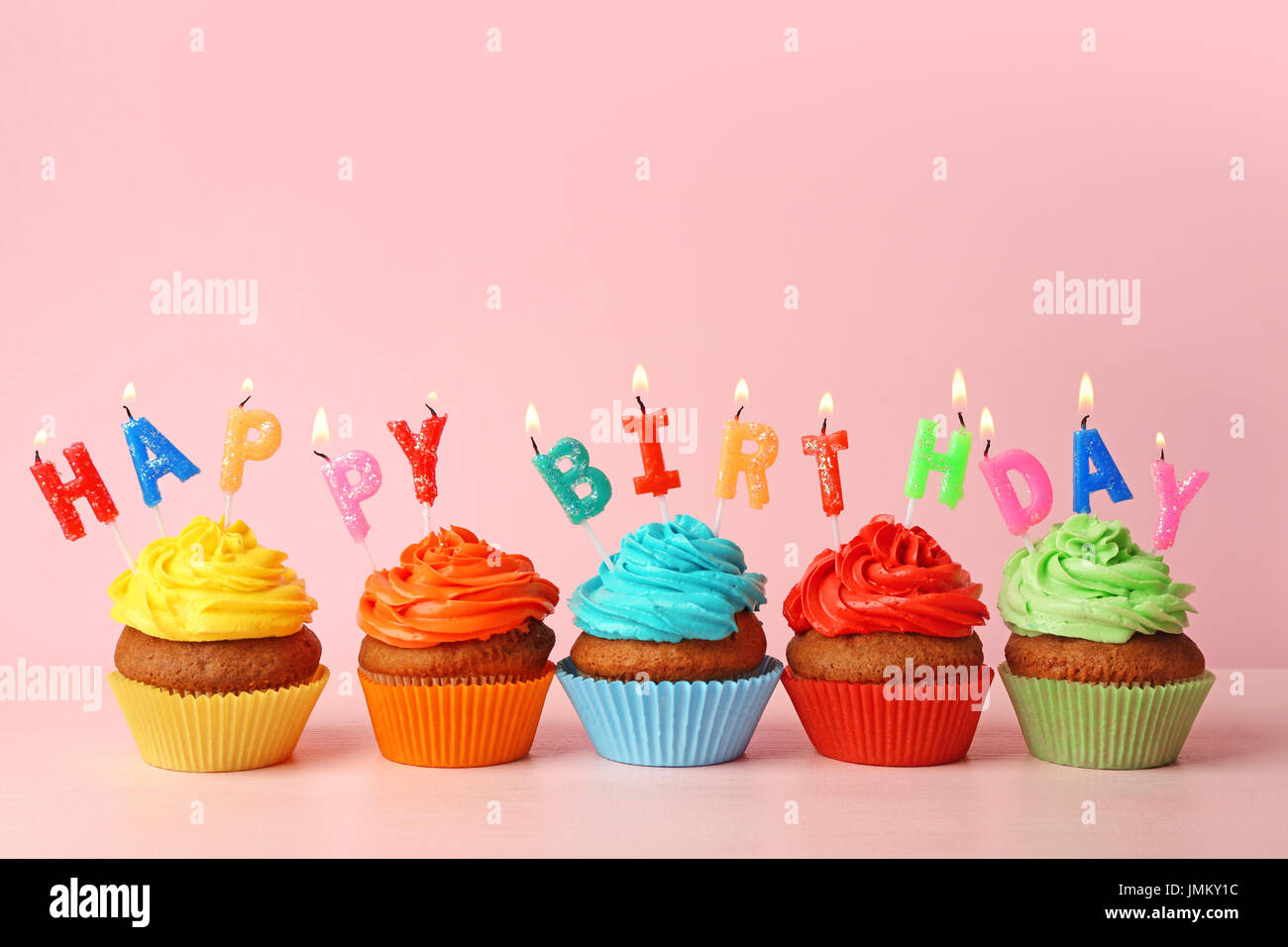Joyeux Anniversaire Cupcakes Sur Fond Rose Photo Stock Alamy