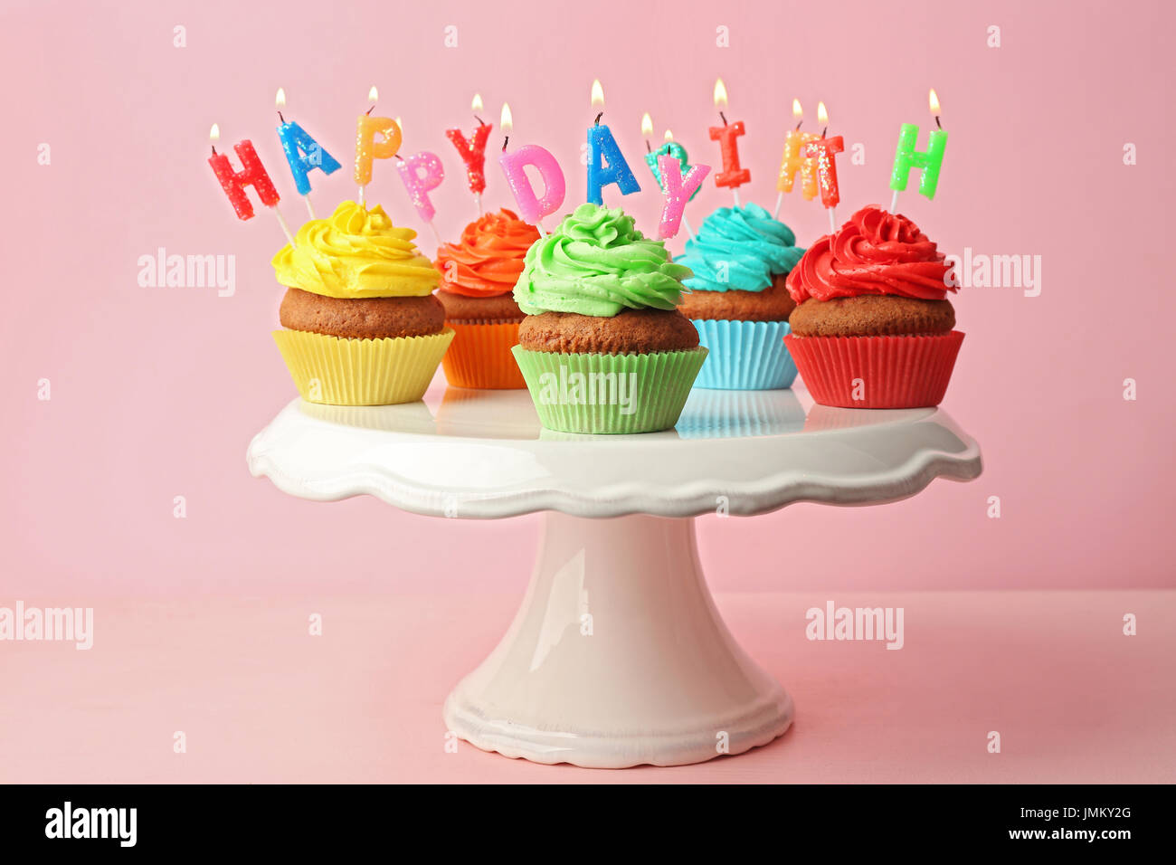 Joyeux Anniversaire Cupcakes Sur Fond Rose Photo Stock Alamy