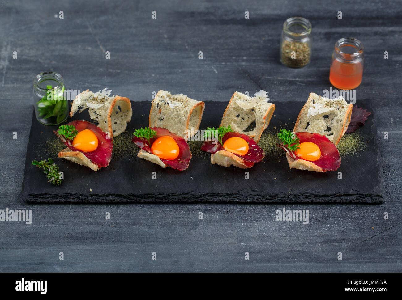 Mini sandwiches alimentaires. Brushetta ou d'authentiques tapas espagnoles traditionnelles pour le déjeuner table. En-cas délicieux antipasti, apéritif, pique-nique ou partie sur le temps. Vue d'en haut. Banque D'Images