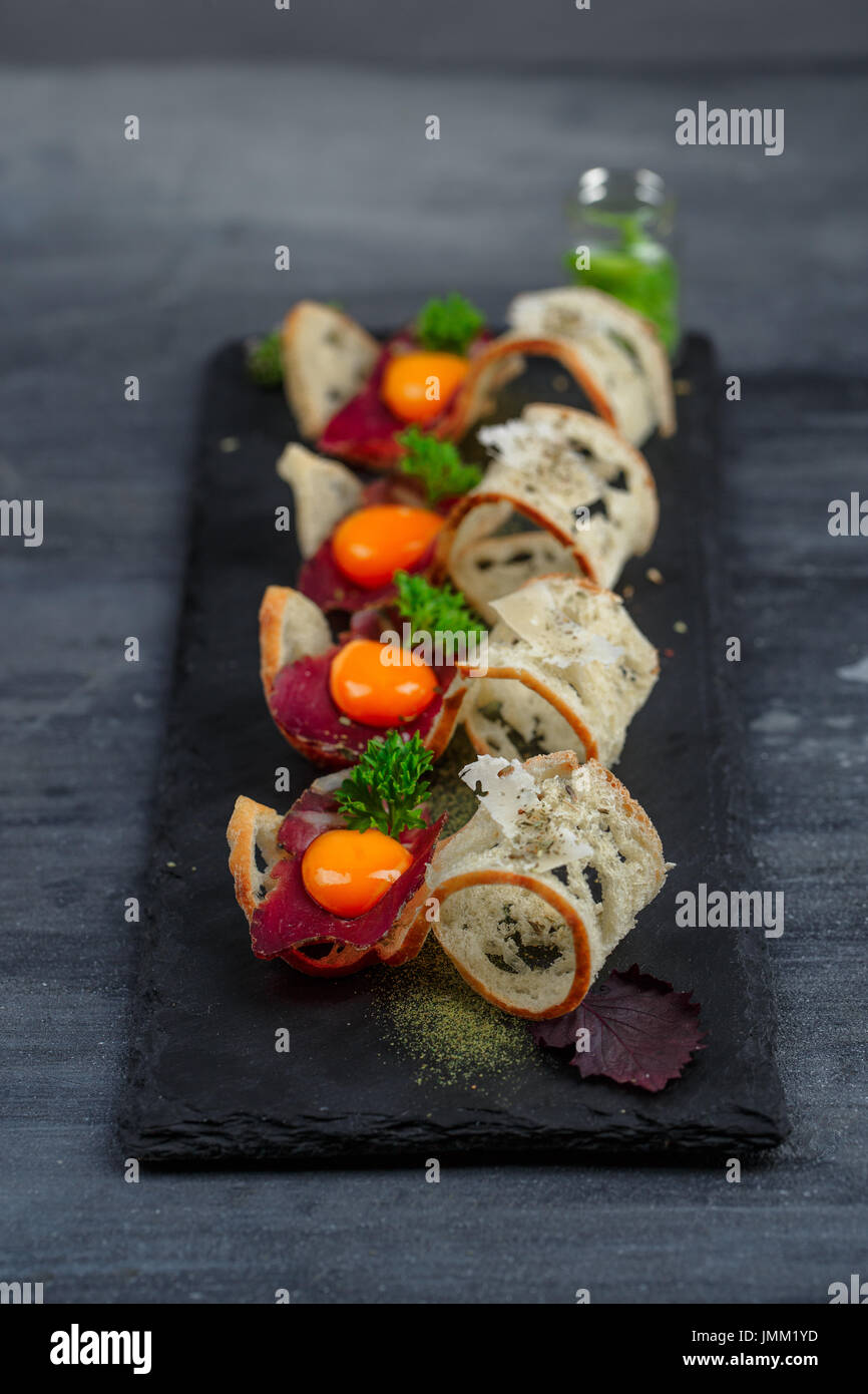 Mini sandwiches alimentaires. Brushetta ou d'authentiques tapas espagnoles traditionnelles pour le déjeuner table. En-cas délicieux antipasti, apéritif, pique-nique ou partie sur le temps. Vue d'en haut. Banque D'Images