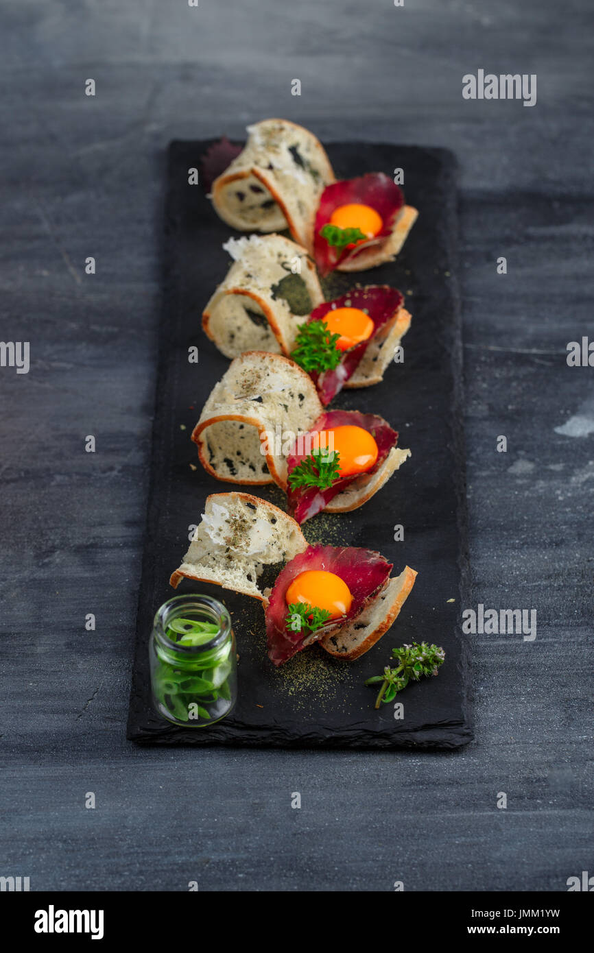 Mini sandwiches alimentaires. Brushetta ou d'authentiques tapas espagnoles traditionnelles pour le déjeuner table. En-cas délicieux antipasti, apéritif, pique-nique ou partie sur le temps. Vue d'en haut. Banque D'Images