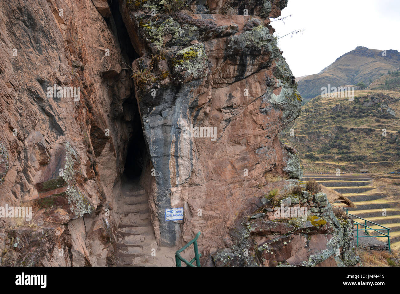 Le sentier et le tunnel sont taillées dans le côté de la montagne à la ruines Incas à Pisac Pérou Banque D'Images