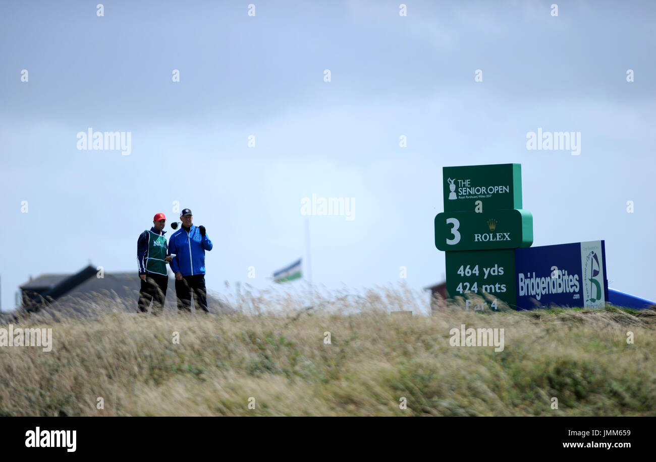 Royal Porthcawl Golf Club, Bridgend, au Royaume-Uni. 27 juillet, 2017. Sandy Lyle d'Écosse attend sur le 3ème tee pendant le premier tour de l'Open Championship au Royal Porthcawl Golf Club. Crédit : David Partridge/Alamy Live News Banque D'Images