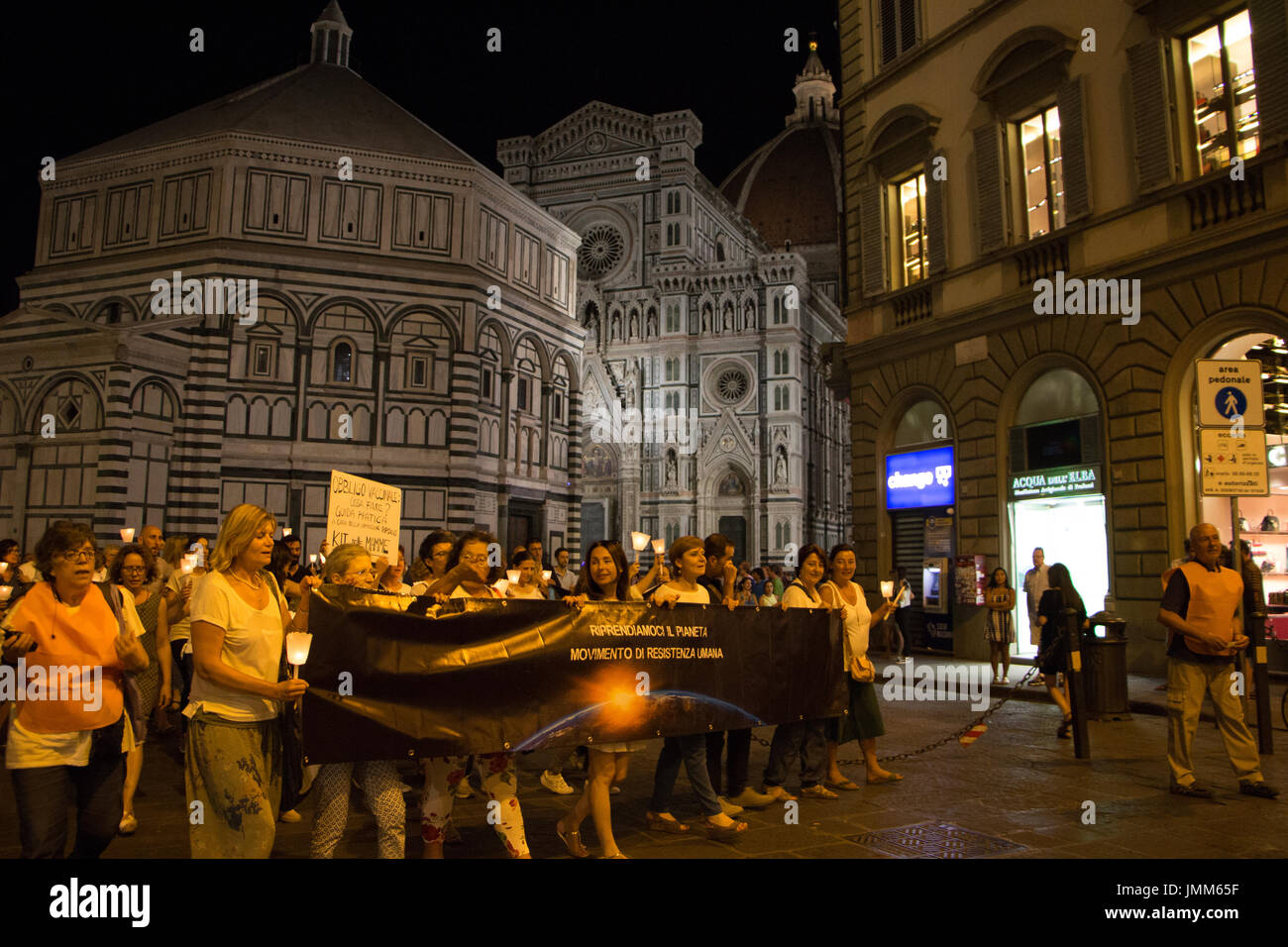 Florence, Italie. 27 juillet, 2017. Des manifestants à Florence Italie mars contre une nouvelle loi présentée par le gouvernement qui les mandats des vaccinations pour les enfants de l'école. Crédit : Joseph Suschitzky/Alamy Live News Banque D'Images