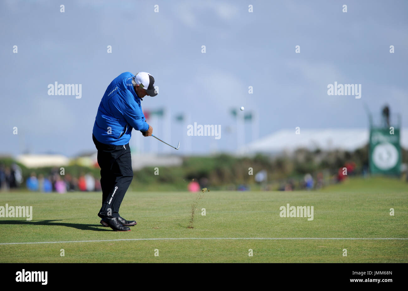Royal Porthcawl Golf Club, Bridgend, au Royaume-Uni. 27 juillet, 2017. Sandy Lyle d'Écosse joue son tir d'approche sur le 13e trou lors du premier tour de l'Open Championship au Royal Porthcawl Golf Club. Crédit : David Partridge/Alamy Live News Banque D'Images