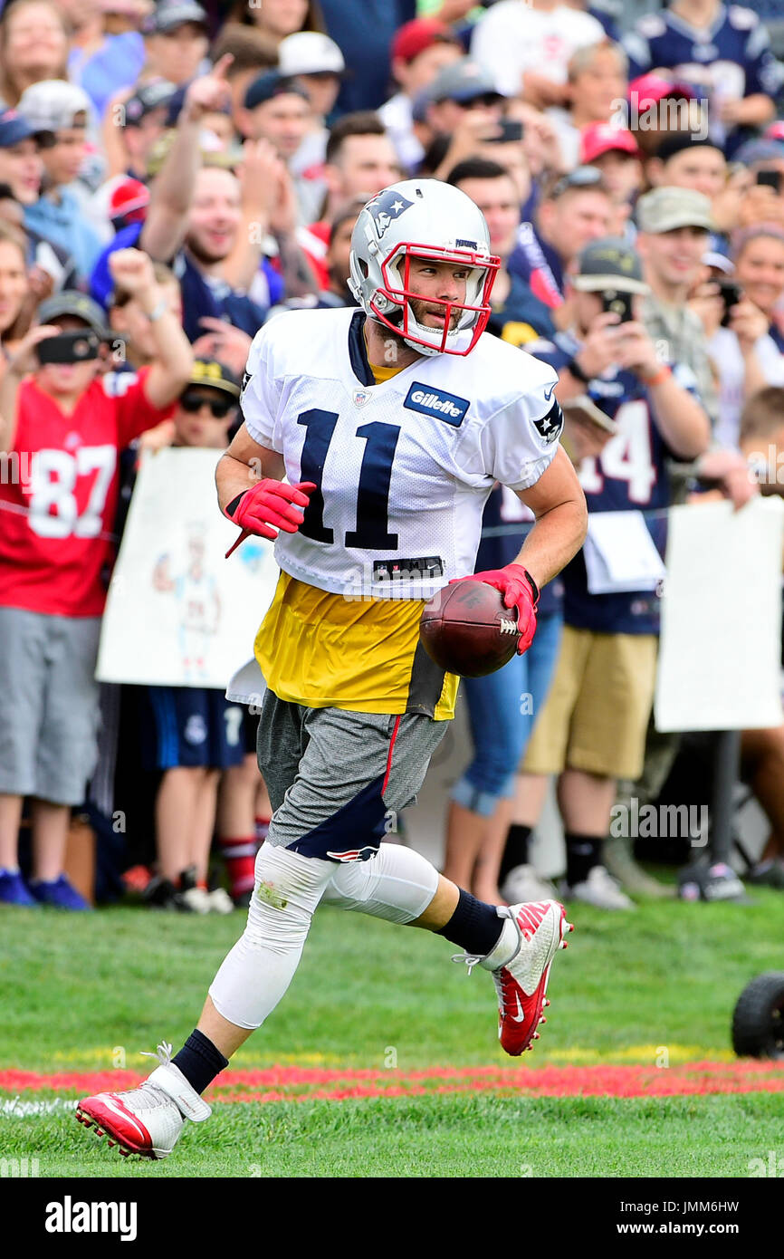 Foxborough, Massachusetts, USA. 27 juillet, 2017. La joie des fans derrière New England Patriots receveur Julian Edelman (11) après avoir fait une capture au New England Patriots training camp qui a eu lieu sur le terrain d'entraînement au Stade Gillette, à Foxborough, Massachusetts. Eric Canha/CSM/Alamy Live News Banque D'Images