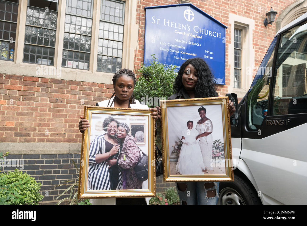 Londres, Angleterre, Royaume-Uni. 27 juillet, 2017. Famille de Khadija Saye, Marie Mendy est une des victimes de l'assister à Grenfell memorial à St Helen Église, North Kensington. Credit : Voir Li/Alamy Live News Banque D'Images