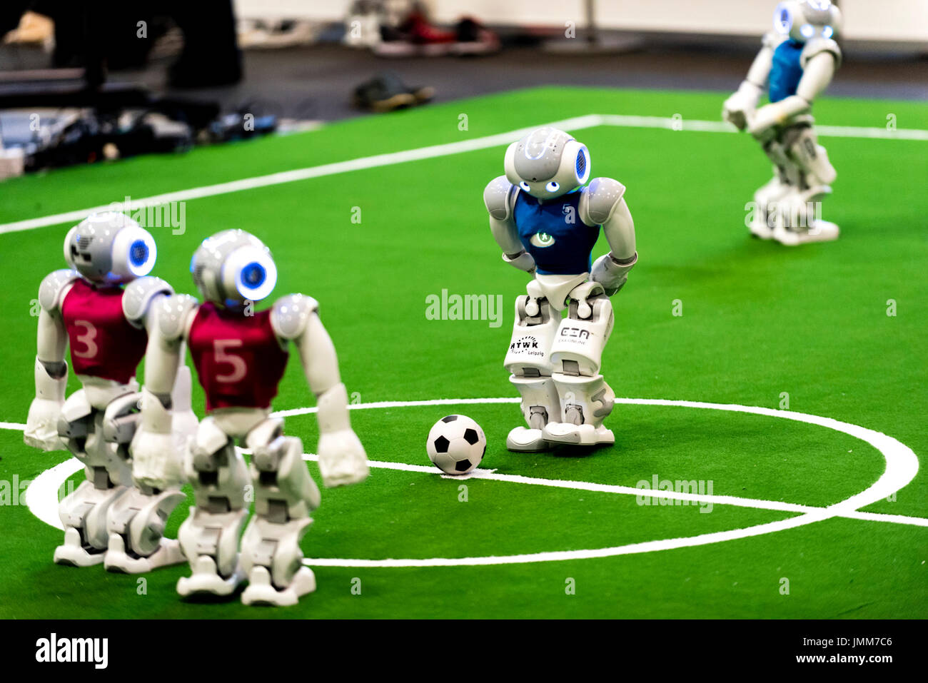 Nagoya, Japon. 27 juillet, 2017. 27 juillet 2017 - Des robots mobiles autonomes RoboCup Soccer face à la RoboCup 2017, à une convention de la robotique et de l'intelligence artificielle à Nagoya, au Japon. Les robots ne sont pas contrôlés par des humains, et d'utiliser l'IA et de technologies de cartographie pour faire de mouvements stratégiques sur le terrain. Les quatre jours de l'événement attire des étudiants et chercheurs de 40 autres pays, avec des compétitions avec les robots pour l'industrie, à la maison, et de sauvetage utilise. Credit : AFLO Co.,Ltd/Alamy Live News Banque D'Images