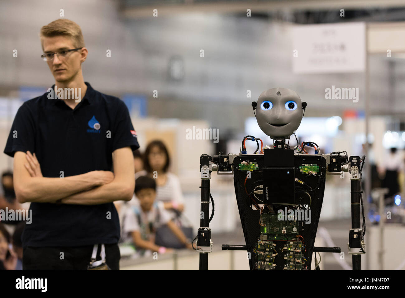 Nagoya, Japon. 27 juillet, 2017. 27 juillet 2017 - Un chercheur se trouve à côté de son robot joueur de football au cours de la RoboCup 2017 à Nagoya, au Japon. Crédit : Ben Weller/AFLO/Alamy Live News Crédit : AFLO Co.,Ltd Crédit : AFLO Co.,Ltd/Alamy Live News Banque D'Images