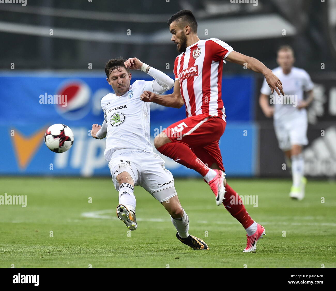 Mlada Boleslav, République tchèque. 27 juillet, 2017. L-R Tomas Prikryl (Boleslav) et Bajram Jashanica (Skenderbeu) en action au cours de la Ligue Europa de Football, 3e tour de qualification, 1ère manche : Mlada Boleslav vs Skenderbeu dans Mlada Boleslav, République tchèque, le 27 juillet 2017. Photo : CTK Radek Petrasek/Photo/Alamy Live News Banque D'Images