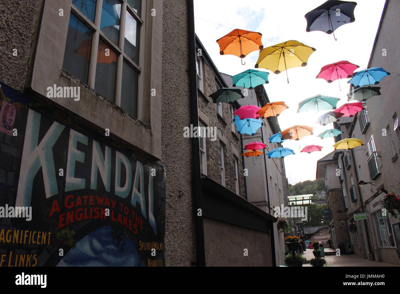 Kendal Cumbria (Royaume-Uni). 27 juillet, 2017. Début de soirée soleil brille sur le parapluie de Cour Wainwrights décorations au coeur de Kendal Crédit : David Billinge/Alamy Live News Banque D'Images