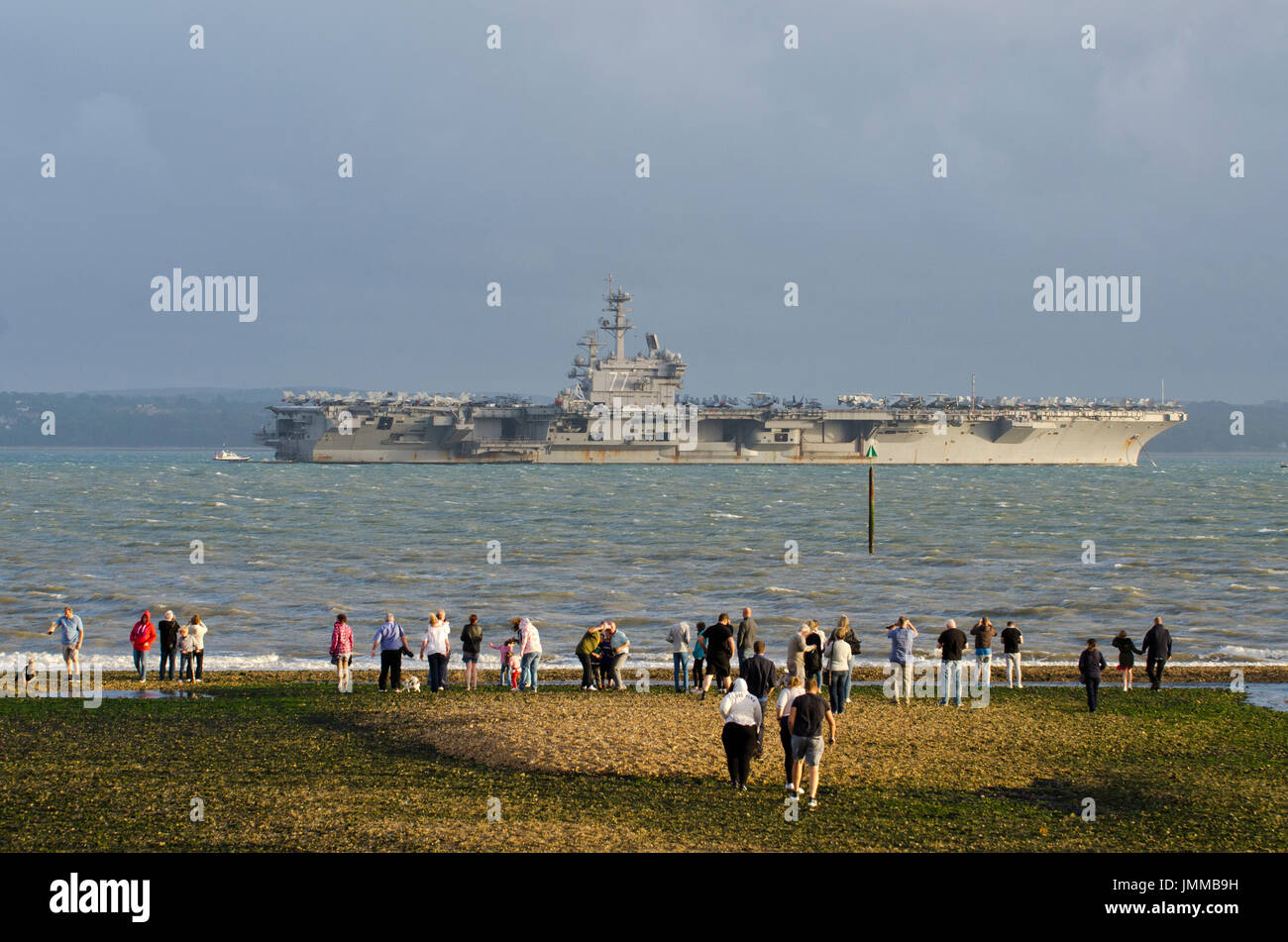 Gosport, Royaume-Uni. 27 juillet, 2017. Gosport, Hamphshire, England, UK. Les gens affluent pour voir USS George HW Bush, American Super porte-avions de classe Nimitz au large de Stokes Bay, Gosport, Lee-on-Solent Hampshire donnant sur l'île de Wight. Le navire de guerre a coûté £4,7 milliards, a 5500 personnes, pèse 97 000 tonnes et measurres 1092ft de long . Credit : Prixpics/Alamy Live News Banque D'Images