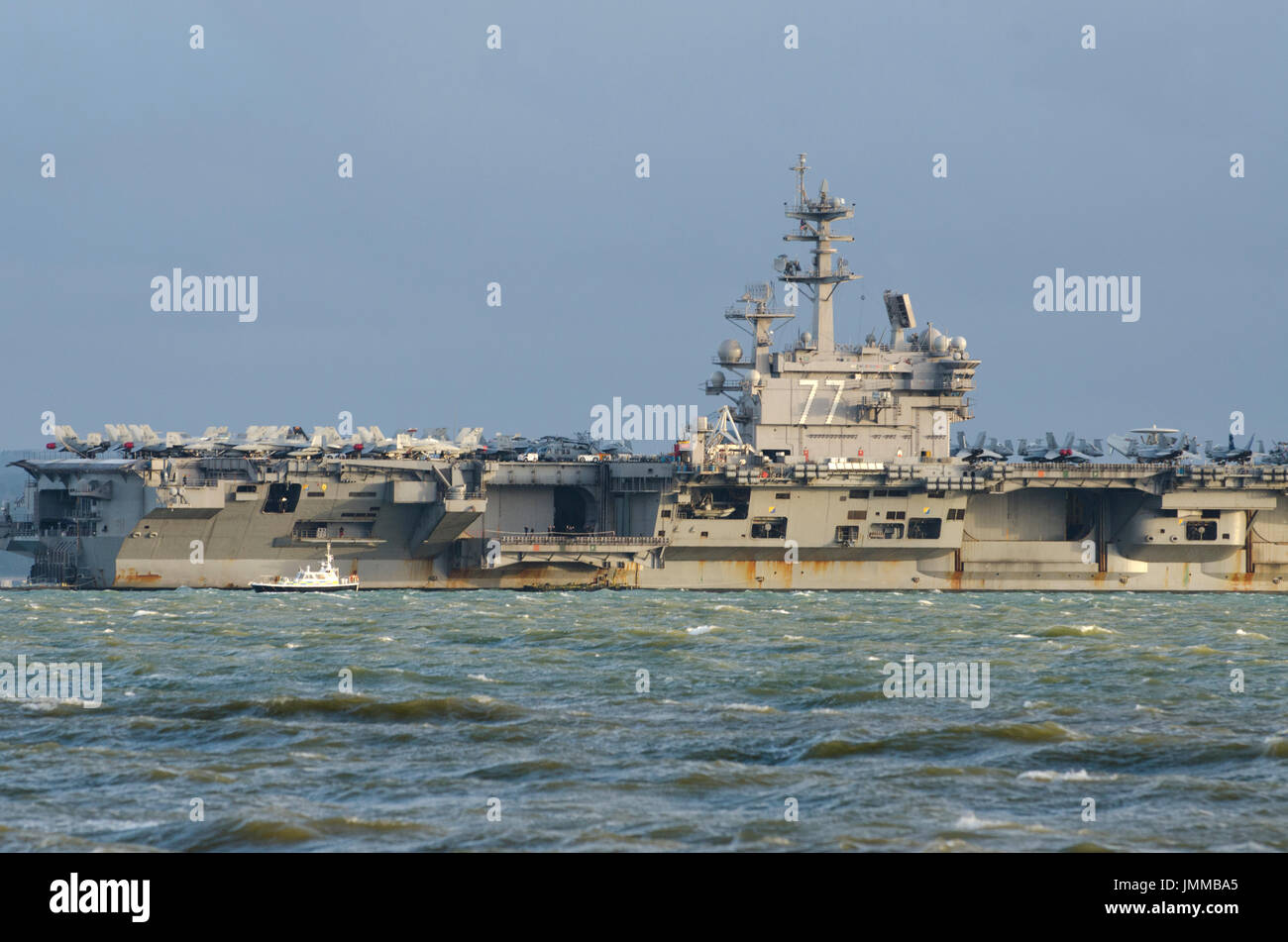 Gosport, Royaume-Uni. 27 juillet, 2017. Gosport, Hamphshire, England, UK. USS George HW Bush, American Super porte-avions de classe Nimitz au large de Stokes Bay, Gosport, Lee-on-Solent Hampshire donnant sur l'île de Wight. Le navire de guerre a coûté £4,7 milliards, a 5500 personnes, pèse 97 000 tonnes et measurres 1092ft de long . Credit : Prixpics/Alamy Live News Banque D'Images