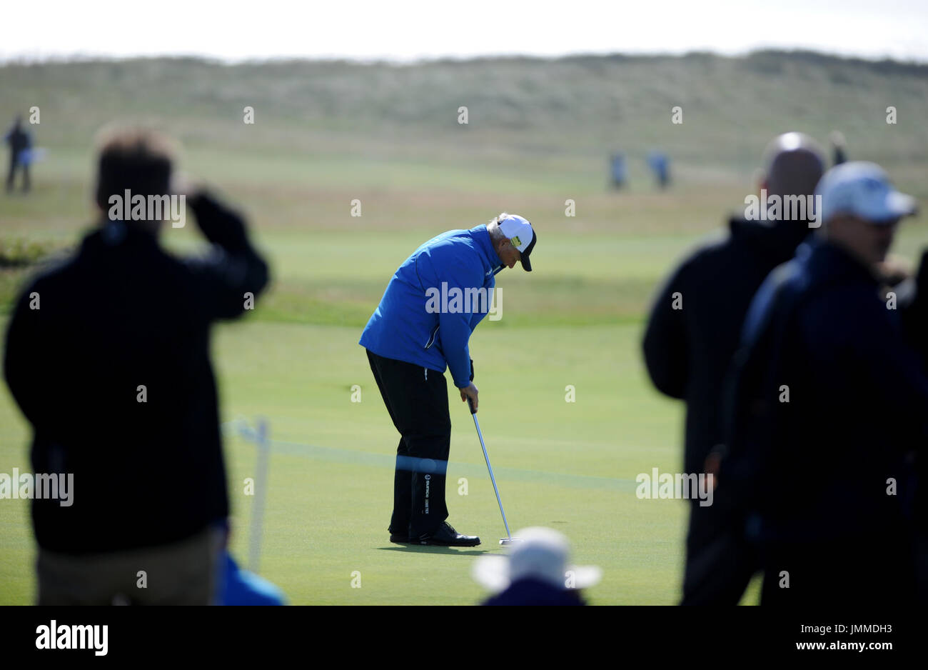 Royal Porthcawl Golf Club, Bridgend, au Royaume-Uni. 27 juillet, 2017. Sandy Lyle d'Écosse putts sur le 12ème green pendant le premier tour de l'Open Championship au Royal Porthcawl Golf Club. Crédit : David Partridge/Alamy Live News Banque D'Images