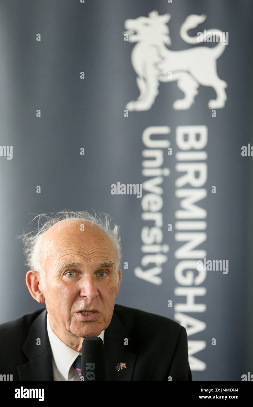 Birmingham, UK. 28 juillet, 2017. Récemment élu chef du Parti libéral-démocrate pour le Royaume-Uni, Sir Vince Cable, s'adresse à un groupe de discussion composé de membres du personnel de l'université et des étudiants ainsi que des propriétaires d'affaires à Birmingham City University's Centre for Brexit Études. Crédit : Peter Lopeman/Alamy Live News Banque D'Images