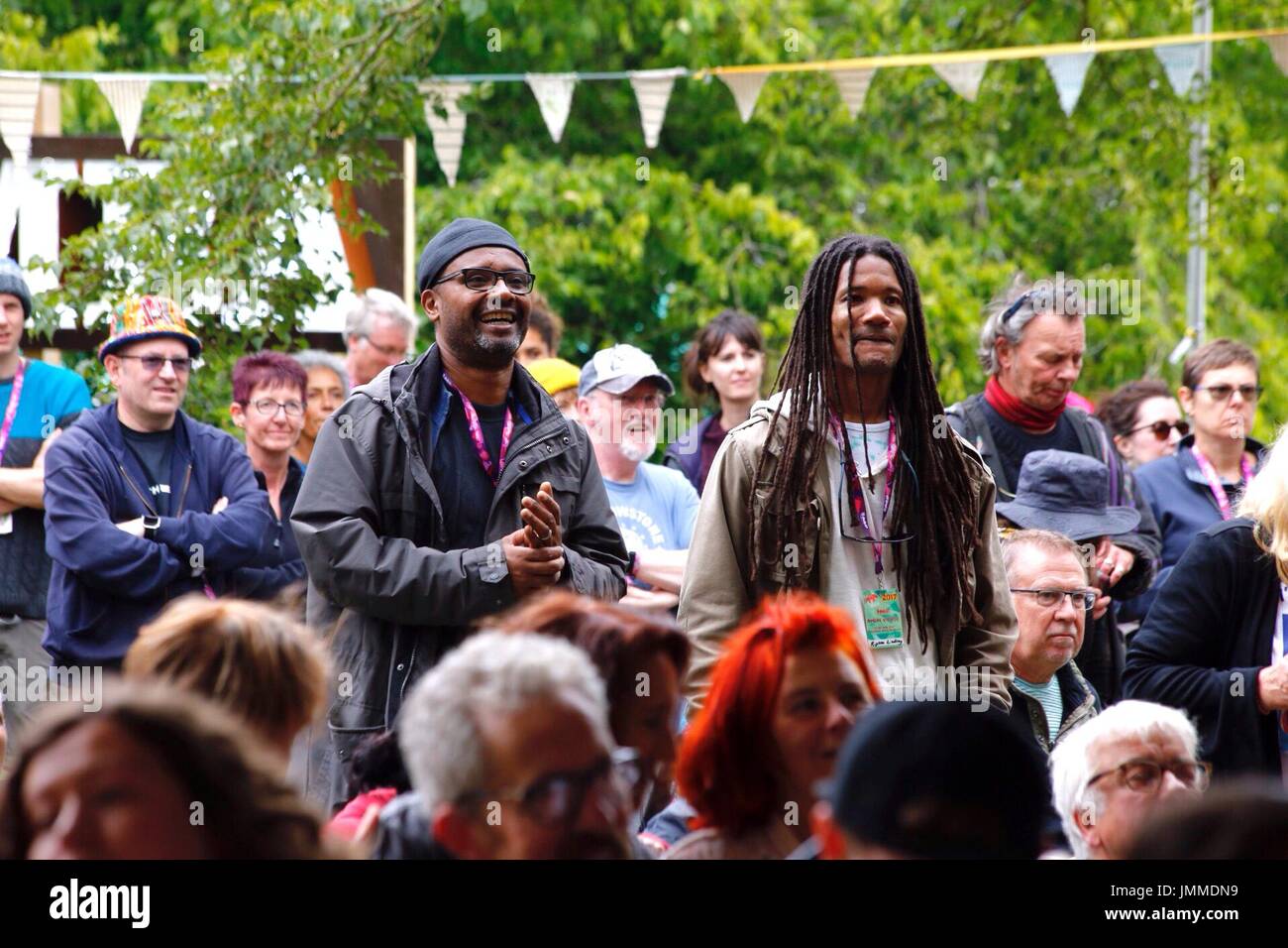 Malmesbury, Wiltshire. 28 juillet 2017. Une attraction unique au festival est le stade où les cultures du monde Yalumba combinent l'excellente nourriture et de la musique. La foule sont réchauffés avec battements de Bollywood et danse avant de déguster un brunch du bhangra. Cette année marque le 35e festival de musique et de danse qui a eu lieu dans le magnifique parc du Charlton Park. Credit : Wayne Farrell/Alamy Live News Banque D'Images