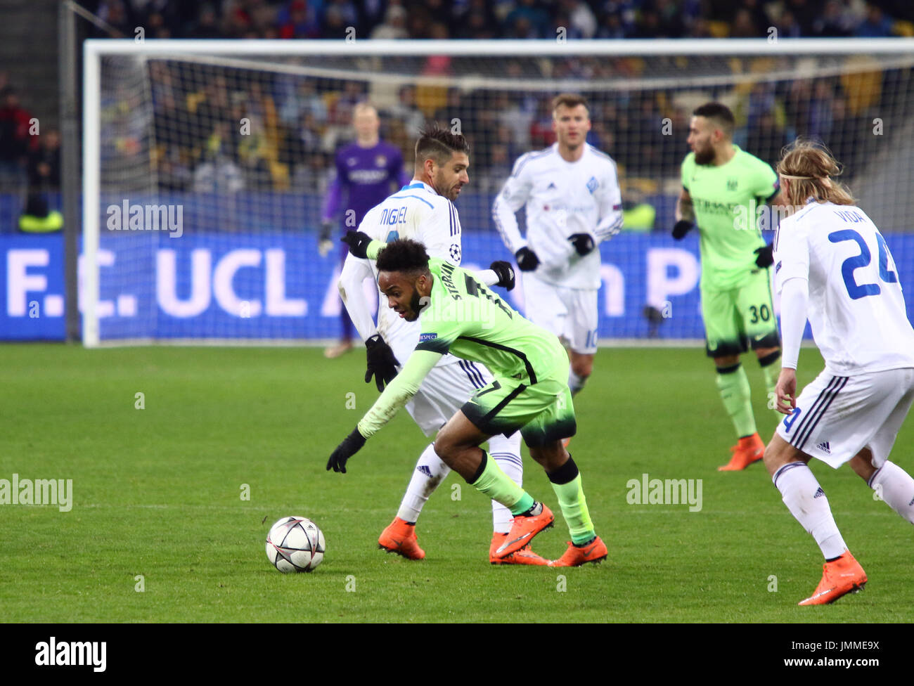 Kiev, UKRAINE - 24 février 2016 : Raheem Sterling de Manchester City (en vert) se bat pour une balle avec Miguel Veloso de Dynamo Kiev lors de leur match de la Ligue des Champions de l'UEFA au NSC Olimpiyskyi Banque D'Images