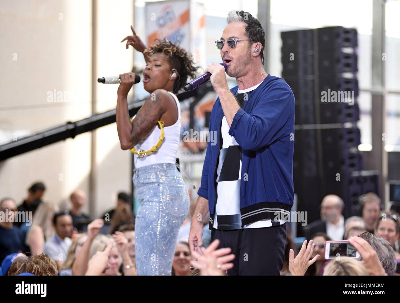 New York, NY, USA. 28 juillet, 2017. Noelle Scaggs, Michael Fitzpatrick sur scène pour NBC Today Show Concert avec FITZ ET LA COLÈRE, Rockefeller Plaza, New York, NY, le 28 juillet 2017. Credit : Derek Storm/Everett Collection/Alamy Live News Banque D'Images