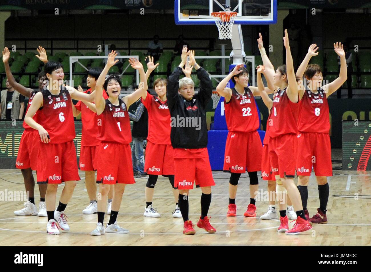 (170728) -- Bangalore, Inde, le 28 juillet 2017 (Xinhua) -- Les joueurs du Japon célébrer après avoir remporté la demi-finale de 2017 FIBA Asie Women's Cup contre la Chine s'est tenue à Bangalore, l'état indien du Karnataka le 28 juillet 2017.(Xinhua) Banque D'Images