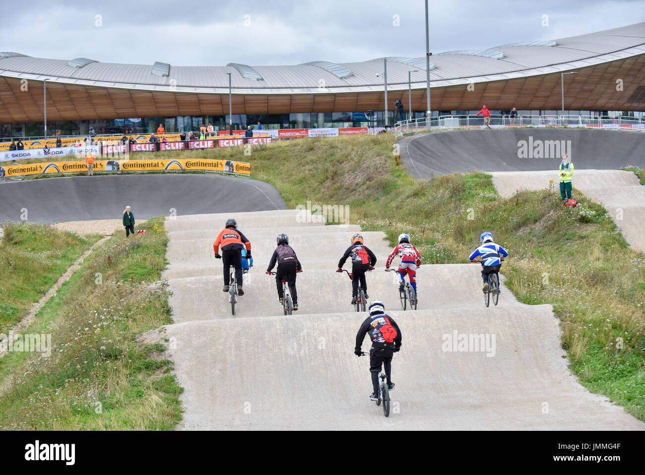 Londres, Royaume-Uni. 28 juillet 2017. Les jeunes concurrents Prenez part à des courses de BMX, à l'héritage de la piste pour les Jeux Olympiques de 2012 à Londres dans le parc olympique, dans le cadre de la Prudential RideLondon Grand Prix. La Prudential RideLondon ouvre grand prix qui aura lieu dans la capitale, soutenu par le maire de Londres, avec plus de 100 000 personnes prenant part à un festival de trois jours de randonnée à vélo. Usage éditorial uniquement. Crédit : Stephen Chung / Alamy Live News Banque D'Images