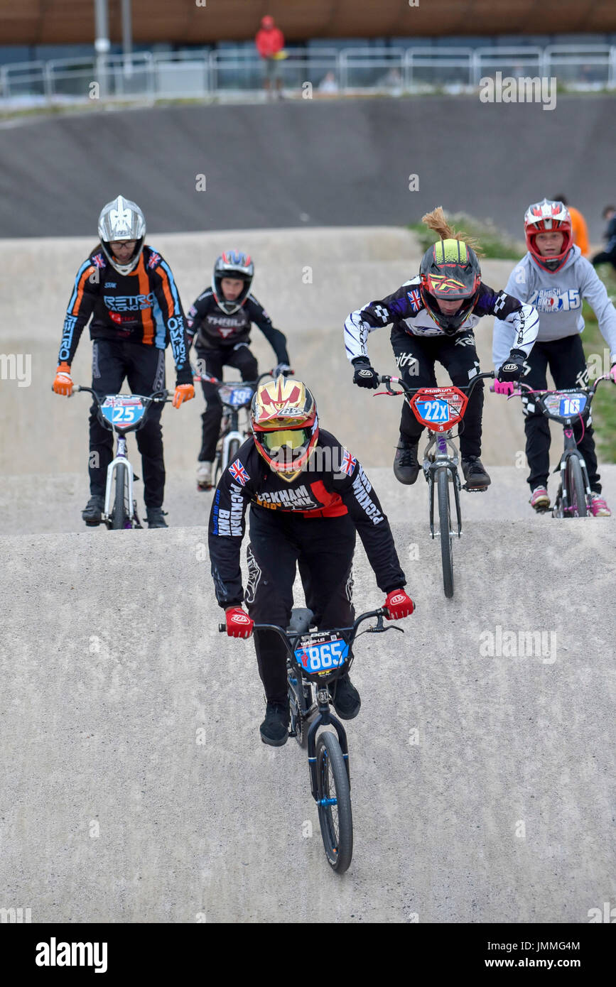 Londres, Royaume-Uni. 28 juillet 2017. Les jeunes concurrents Prenez part à des courses de BMX, à l'héritage de la piste pour les Jeux Olympiques de 2012 à Londres dans le parc olympique, dans le cadre de la Prudential RideLondon Grand Prix. La Prudential RideLondon ouvre grand prix qui aura lieu dans la capitale, soutenu par le maire de Londres, avec plus de 100 000 personnes prenant part à un festival de trois jours de randonnée à vélo. Usage éditorial uniquement. Crédit : Stephen Chung / Alamy Live News Banque D'Images