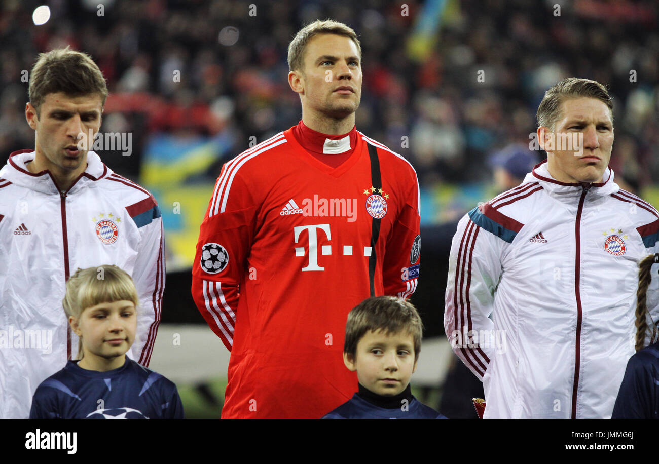 LVIV, UKRAINE - 17 février 2015 : FC Bayern Munich joueurs regarde avant de jeu de la Ligue des Champions contre le FC Shakhtar Donetsk à l'arène du stade de Lviv Banque D'Images