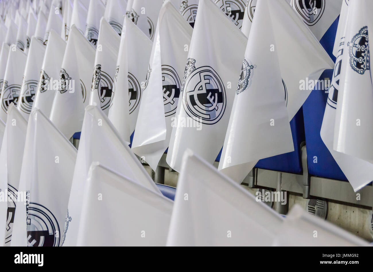 Écharpe Real Madrid Avec Drapeau Espagne - Supporters - Sans Marque