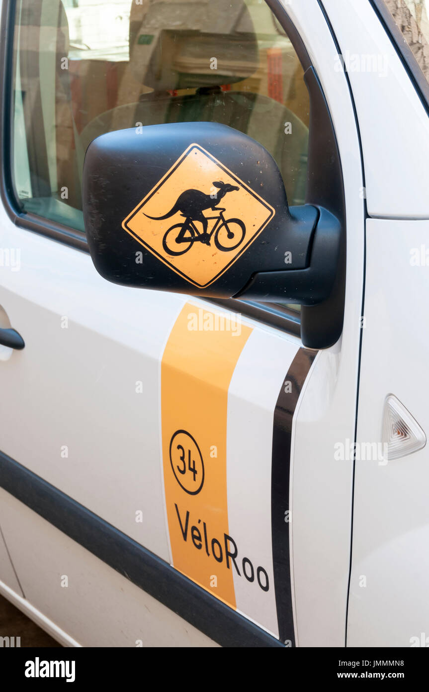 Veloroo location de vélo signer sur le côté du véhicule d'assistance en Occitanie, sud de la France Banque D'Images