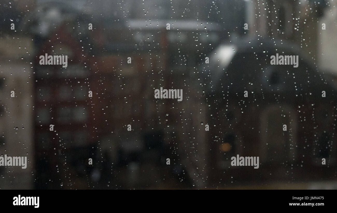 La pluie sur la fenêtre avec les bâtiments derrière Banque D'Images