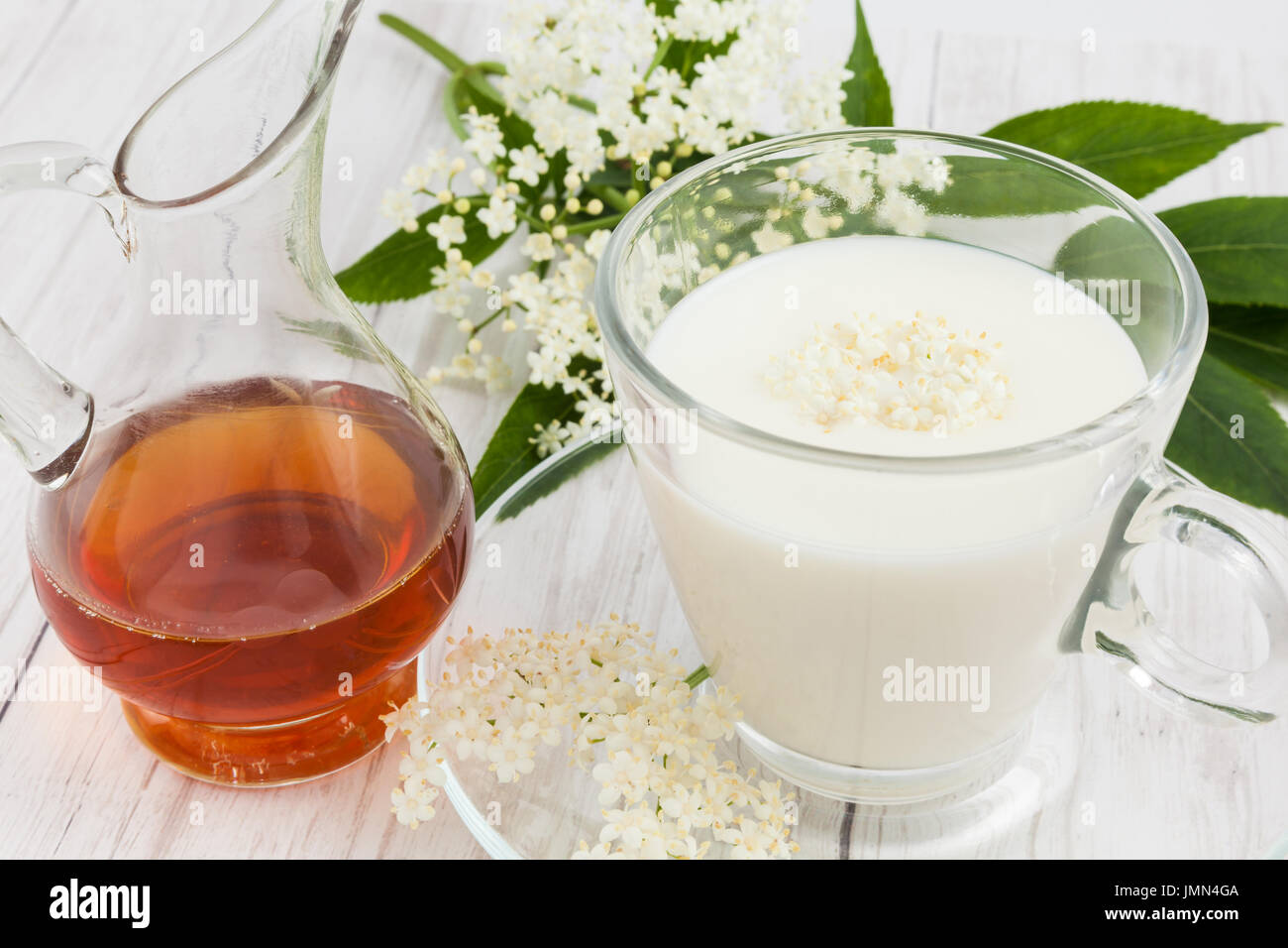 Sureau (Sambucus nigra), le lait et le miel pour le traitement de la toux Banque D'Images