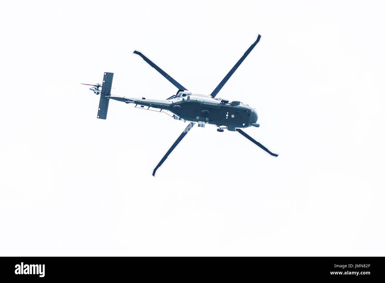 Washington DC, USA - Le 17 mars 2017 : élection présidentielle trois hélicoptères volant isolés contre ciel nuageux par national mall Banque D'Images