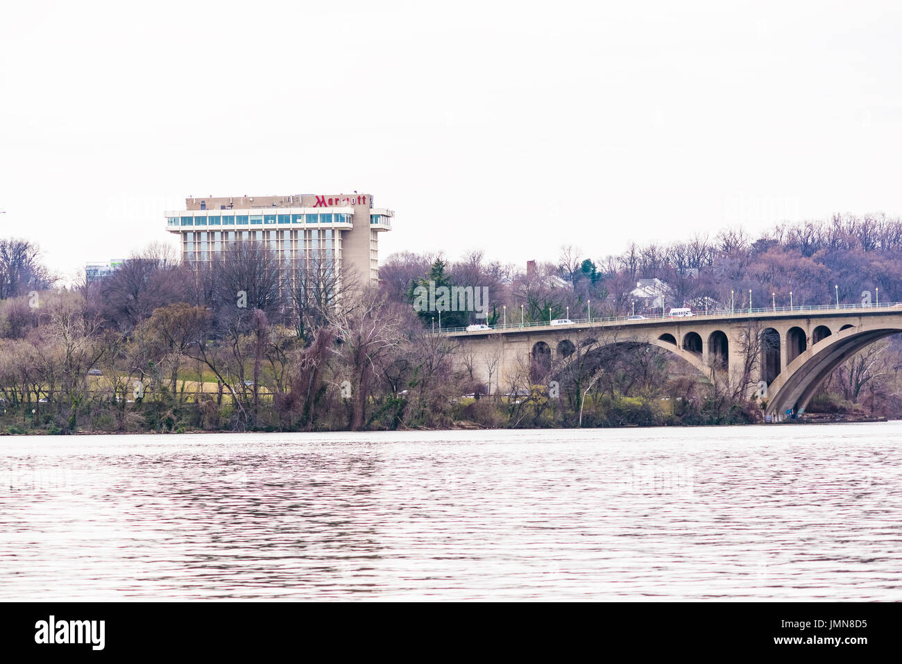 Washington DC, USA - 20 mars 2017 : Gros plan du fleuve Potomac key bridge avec Marriot Hotel à Arlington Banque D'Images