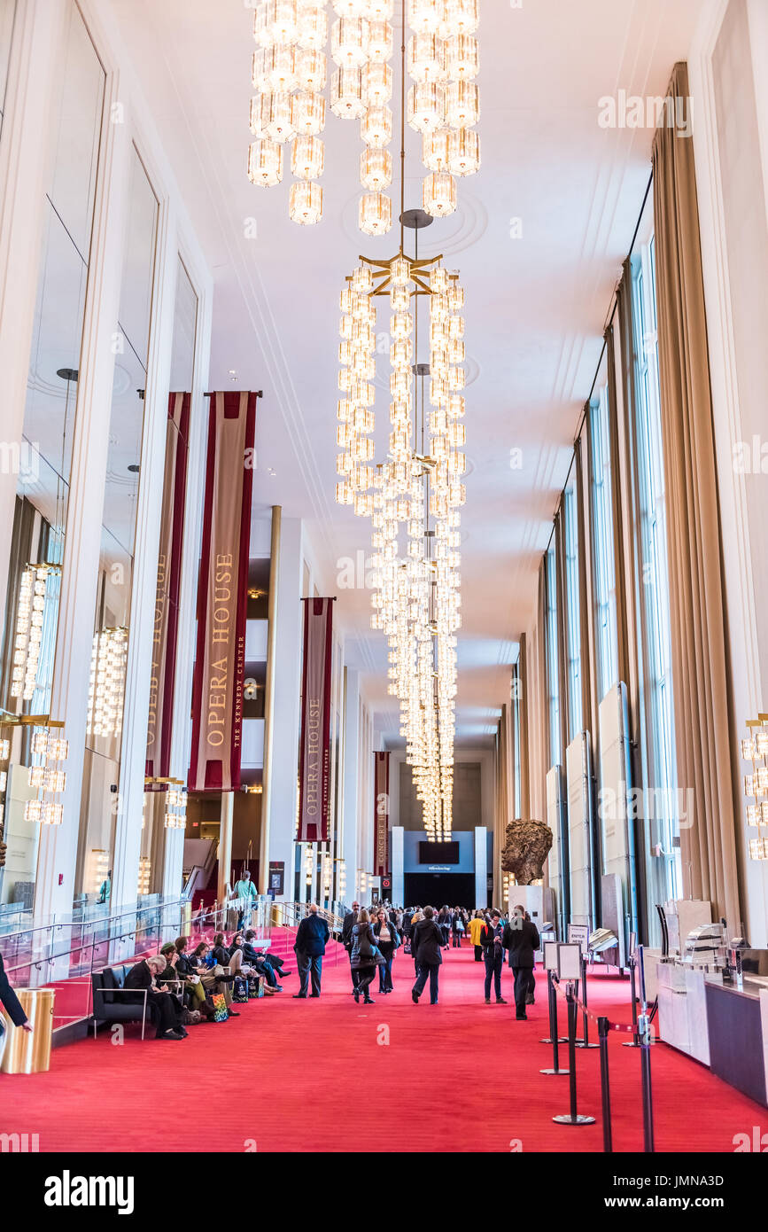 Washington DC, USA - 20 mars 2017 : John F. Kennedy Center for performing arts de l'architecture d'intérieur avec de hauts plafonds et de lustres Banque D'Images