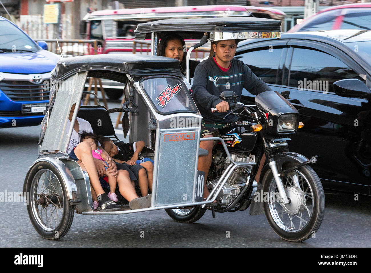 Taxi tricycle dans le trafic, Angeles City, Pampanga, Philippines Photo  Stock - Alamy