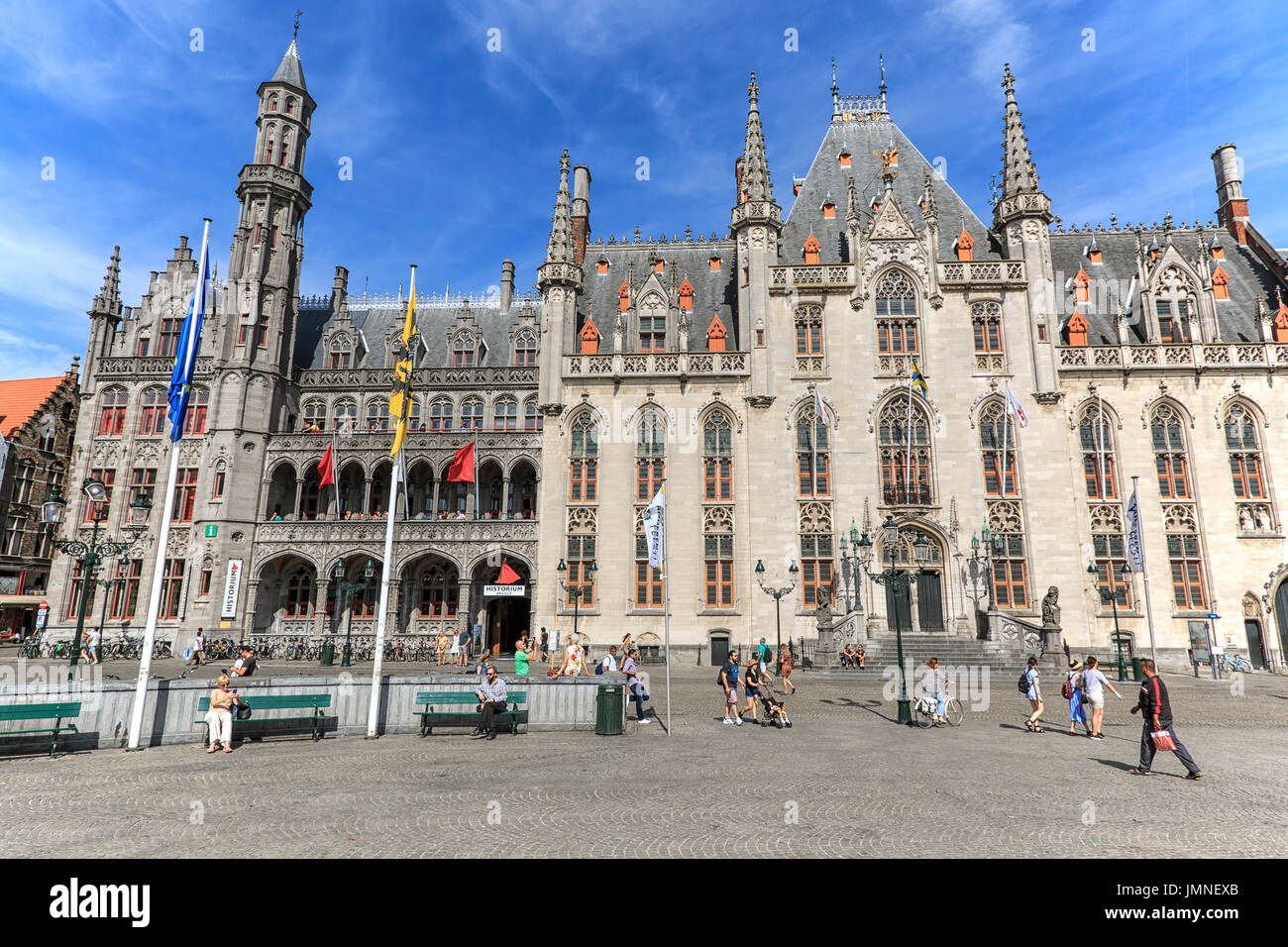 Bruges, Belgique - le 7 juillet 2017 : devant le Provinciaal Hof à la place du marché au centre de Bruges, une magnifique cité médiévale à Banque D'Images