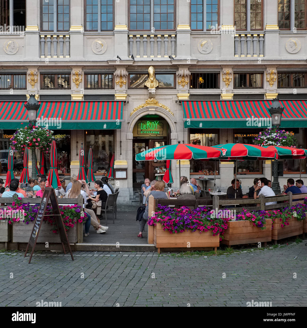 Les gens de déguster une boisson sur la terrasse de la brasserie Le Roy d'Espagne à la Grand Place, dimanche 17 juillet 2016, Bruxelles, Belgique. Banque D'Images