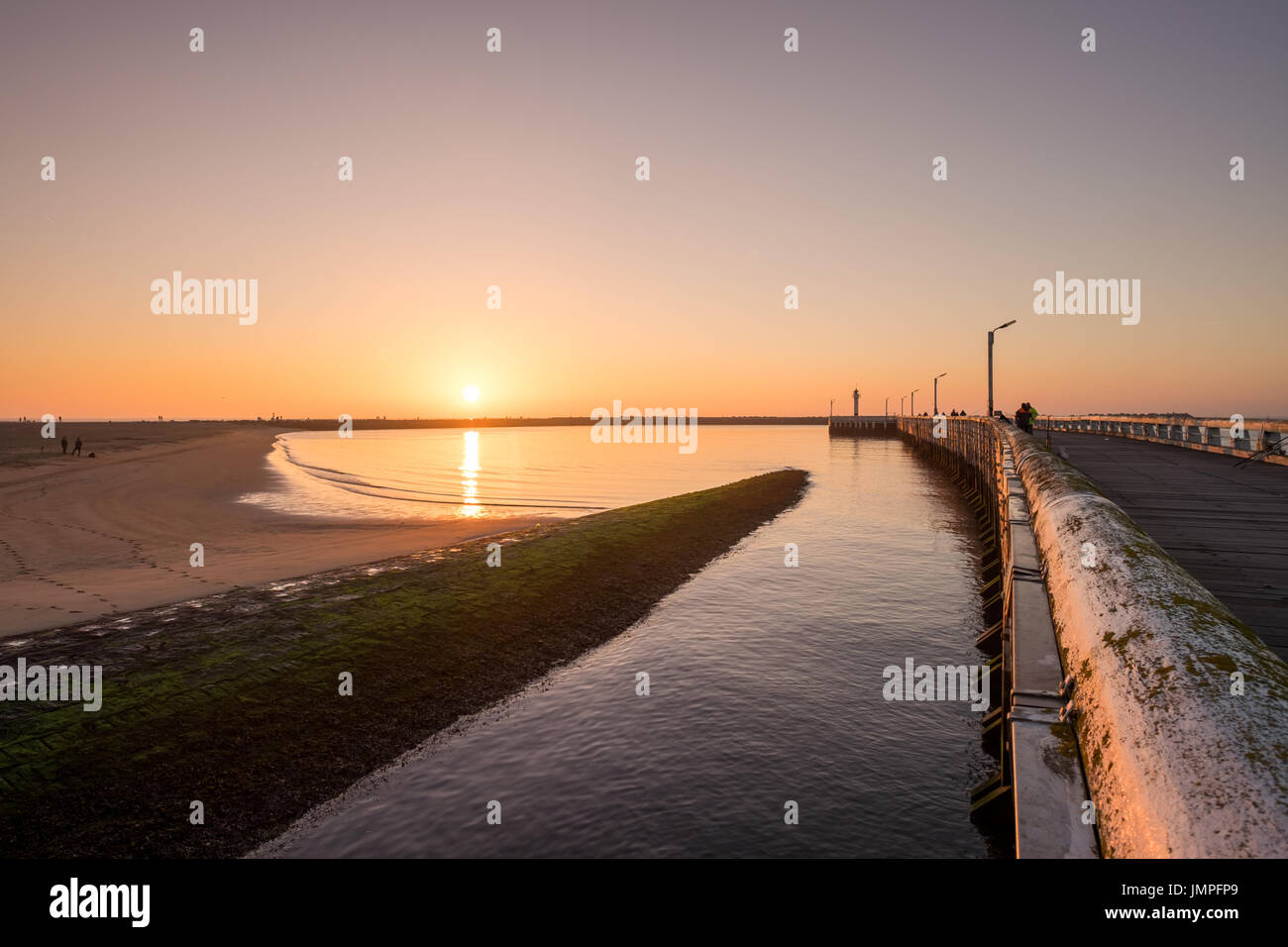 Coucher de soleil sur la jetée d'Ostende, le dimanche 2 avril 2017, Ostende, Belgique. Banque D'Images