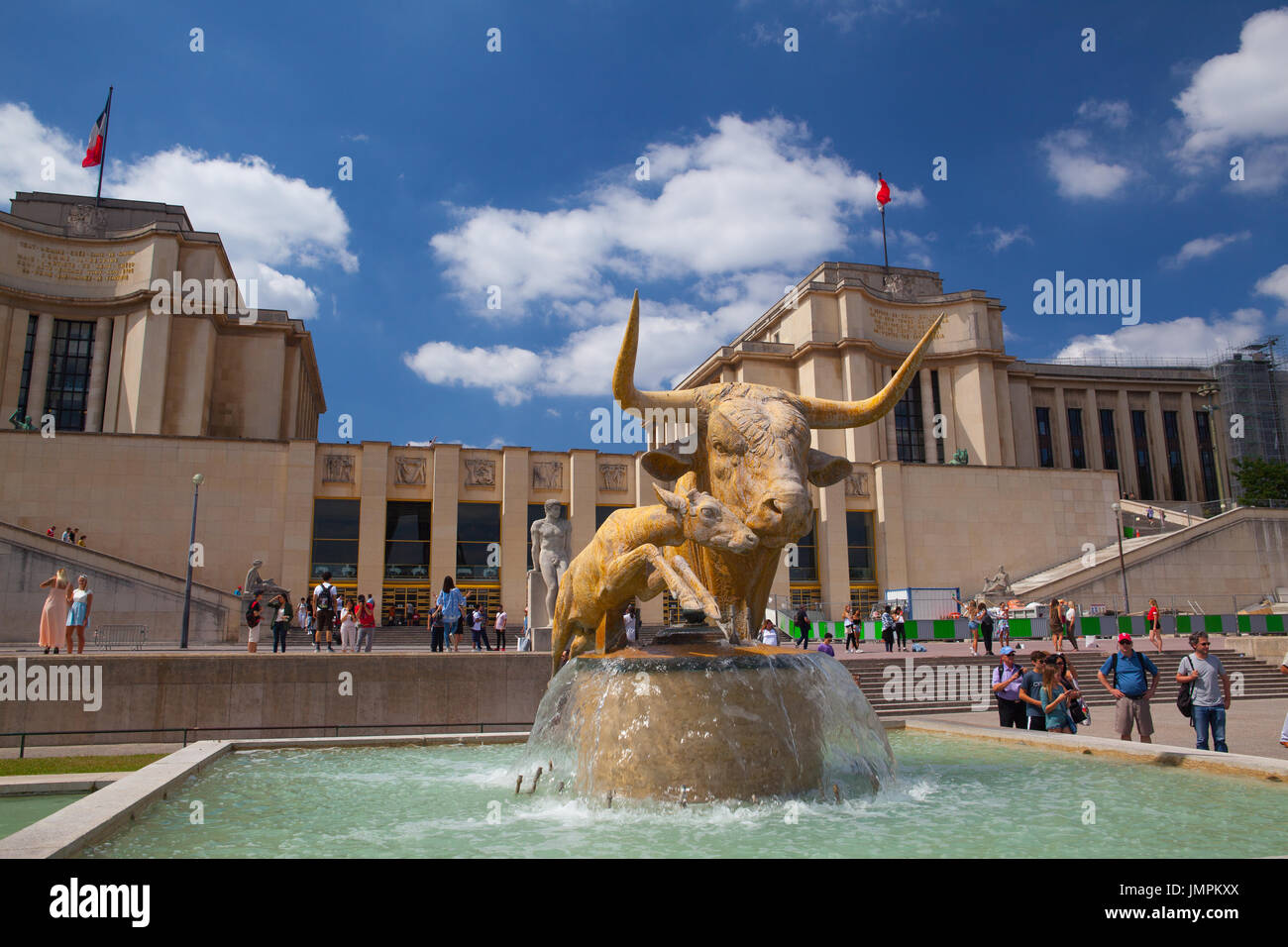 Paris, France - 17 juin 2017 : Sculpture du taureau et le cerf par Paul Jouve avant du Palais de Chaillot. Le travail est fait pour l'Ex Banque D'Images