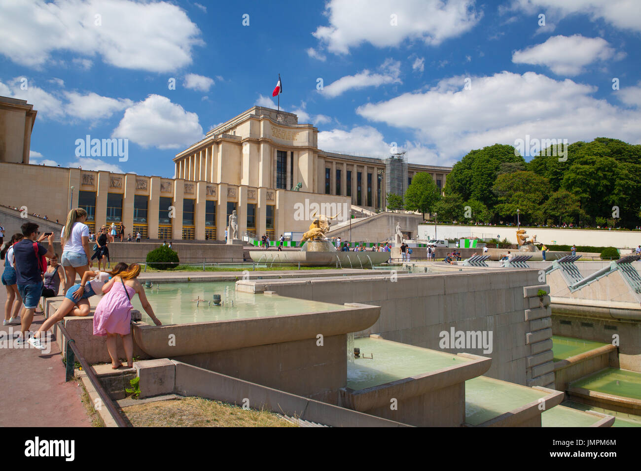 Paris, France - 17 juin 2017 : Sculpture du taureau et le cerf par Paul Jouve avant du Palais de Chaillot. Le travail est fait pour l'Ex Banque D'Images