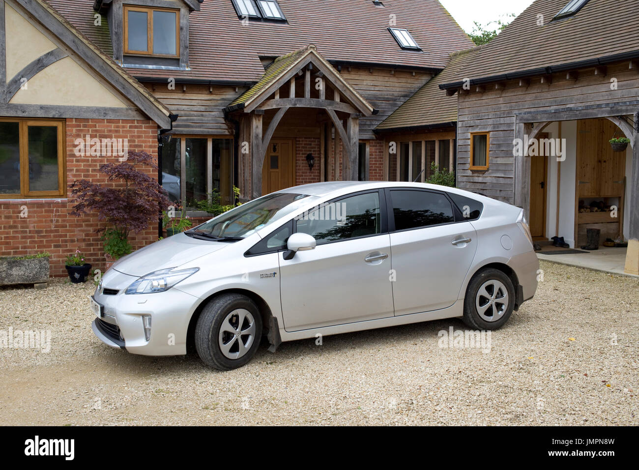 Toyota Prius PHEV hybride plug-in à l'extérieur UK Cotswolds ecohouse primé Banque D'Images