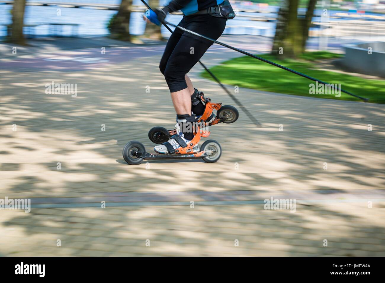 L'homme le ski de fond avec rouleau ski - motion blur Banque D'Images