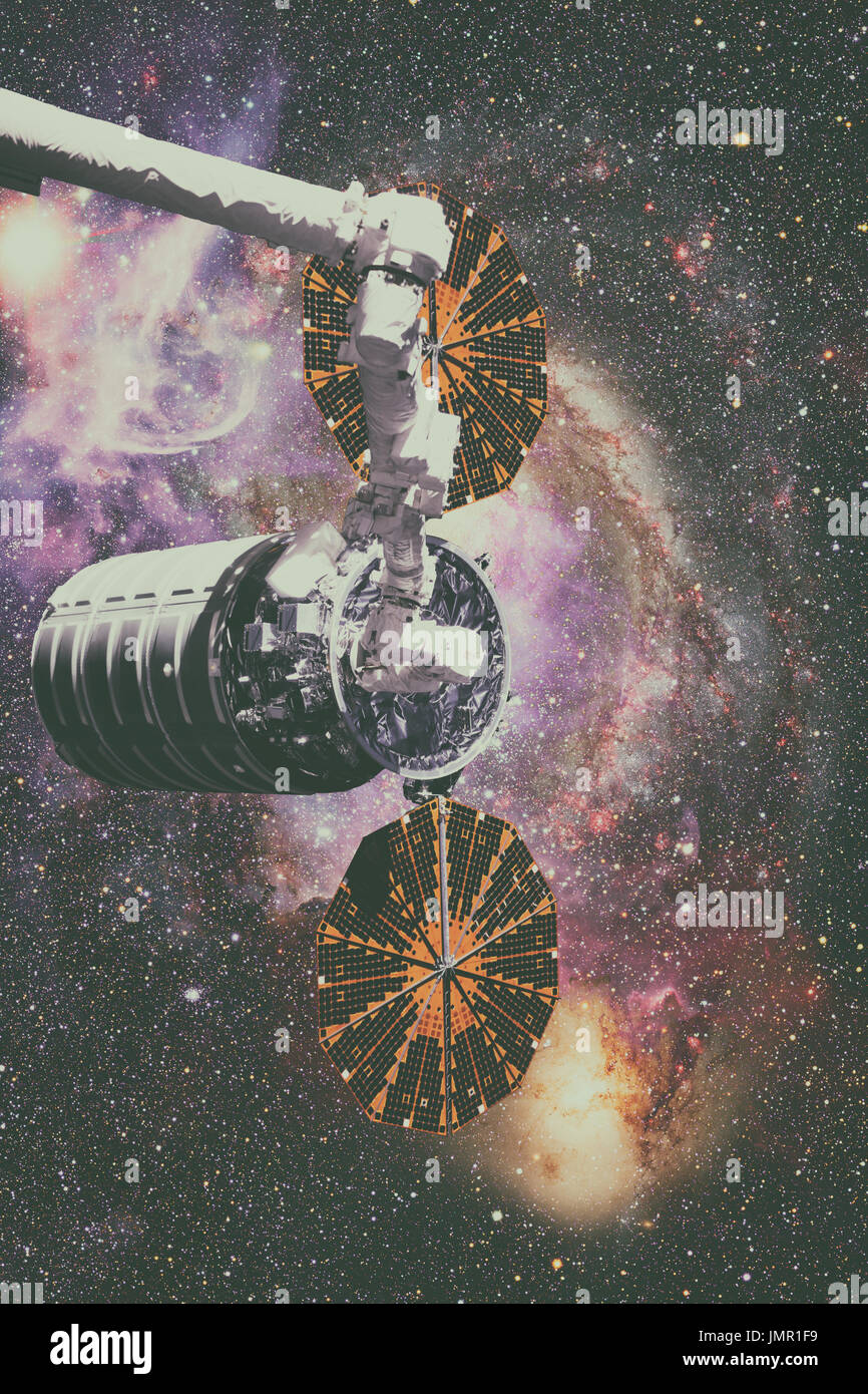 Vaisseaux Cargo - Le véhicule de transfert automatique sur galaxie spirale. Éléments de cette image fournie par la NASA. Banque D'Images