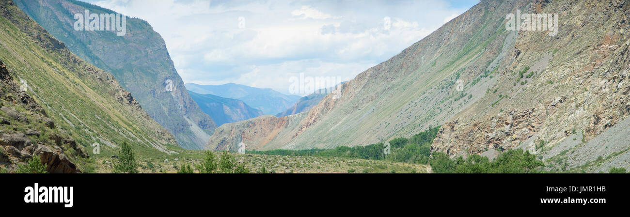 Vallée de la rivière Chulyshman. Panorama de la grande taille. Montagnes de l'Altaï, en Sibérie, en Russie. Banque D'Images