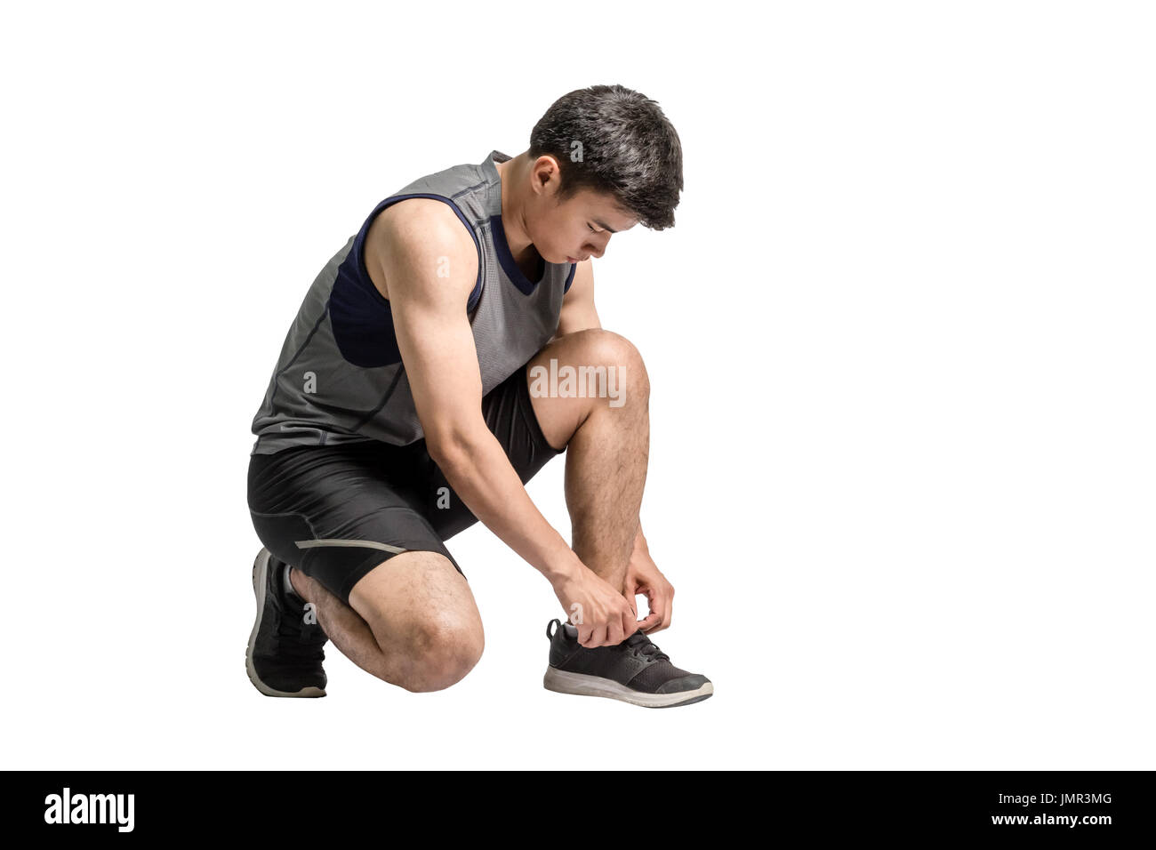 Portrait d'un asiatique sport homme attacher ses chaussures pour courir. Pleine longueur isolée sur fond blanc avec copie espace et chemin de détourage Banque D'Images