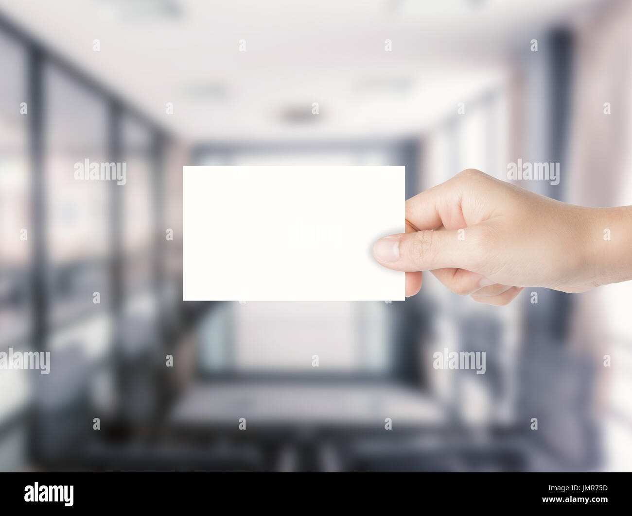 Hand holding blank namecard avec arrière-plan de bureau Banque D'Images