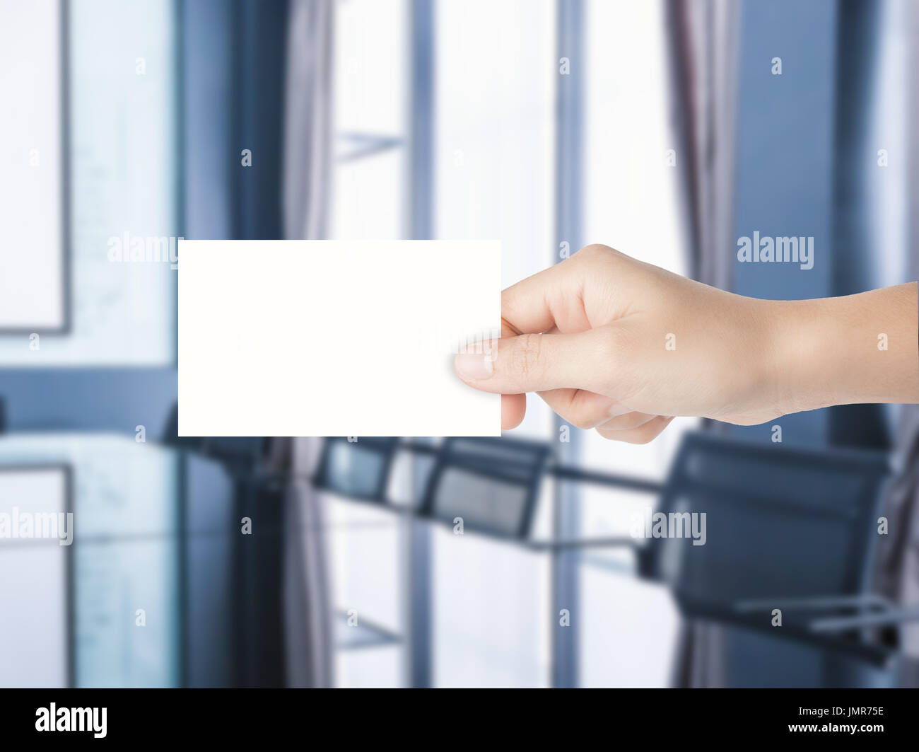 Hand holding blank namecard avec arrière-plan de bureau Banque D'Images