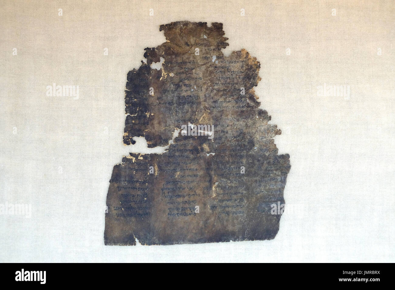 Un fragment de Mer Morte Psaumes livre écrit en hébreu trouvés à Qumran grottes dans le laboratoire de préservation de l'Autorité des antiquités d'Israël au Musée d'Israël à Jérusalem Israël Banque D'Images