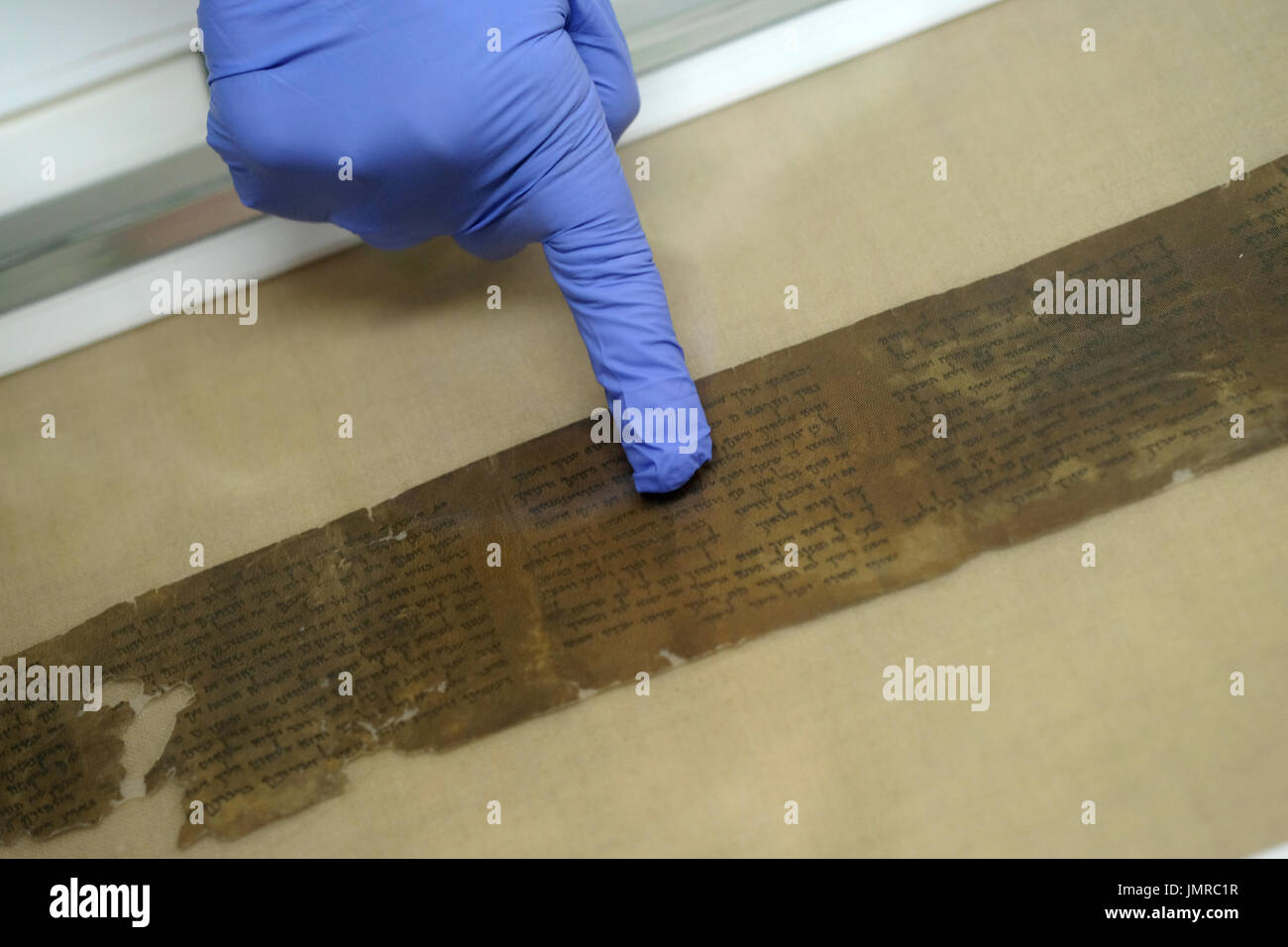 Un analyste de la conservation inspecte un fragment de deutéronome de la mer Morte Défilement écrit en hébreu trouvé dans les grottes de Qumran dans le Laboratoire de préservation de l'Autorité israélienne des Antiquités à Israël Musée de Jérusalem Israël Banque D'Images