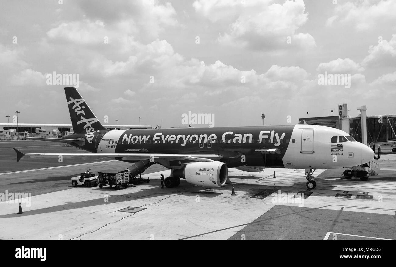 Saigon, Vietnam - Apr 13, 2016. Un avion AirAsia à l'Aéroport International de Tan Son Nhat à Saigon, Vietnam. Tan Son Nhat est l'aéroport le plus achalandé en V Banque D'Images