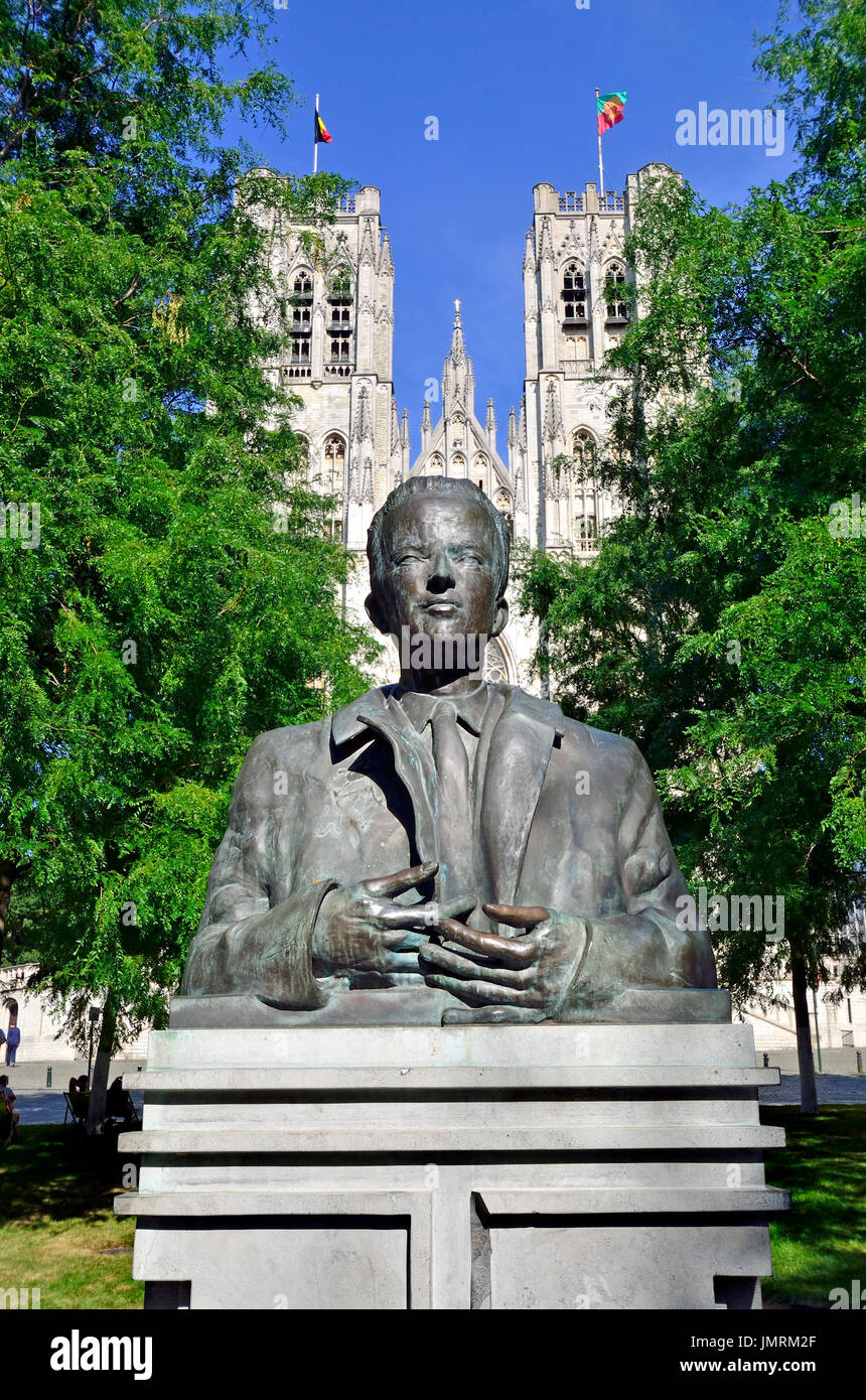 Bruxelles, Belgique. Buste du Roi Baudouin (1951-93) en face de la cathédrale de Saint Michel et Saint Gudule (1519) gothique : Banque D'Images